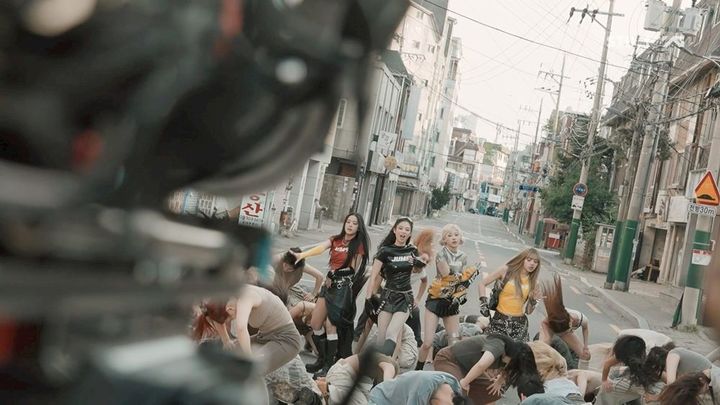 [서울=뉴시스] 그룹 블랙핑크가 22일 신곡 '뛰어(JUMP)' 뮤직비디오 제작 과정을 담은 비하인드 영상을 공식 유튜브 채널에 공개했다. (사진=YG엔터테인먼트 제공) 2025.07.22.photo@newsis.com *재판매 및 DB 금지