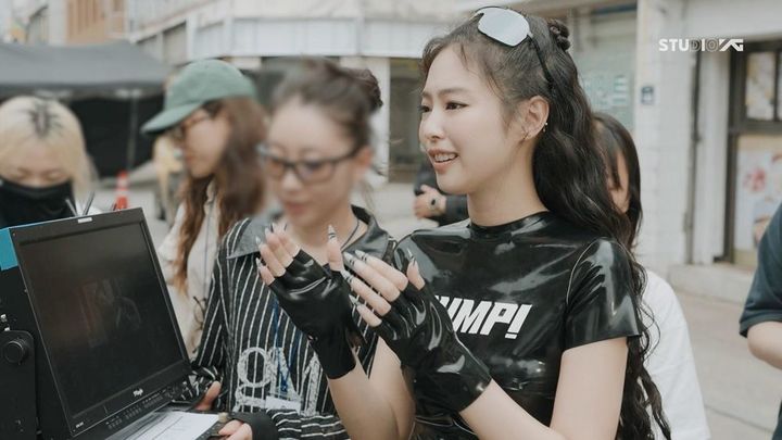 [서울=뉴시스] 그룹 블랙핑크가 22일 신곡 '뛰어(JUMP)' 뮤직비디오 제작 과정을 담은 비하인드 영상을 공식 유튜브 채널에 공개했다. (사진=YG엔터테인먼트 제공) 2025.07.22.photo@newsis.com *재판매 및 DB 금지