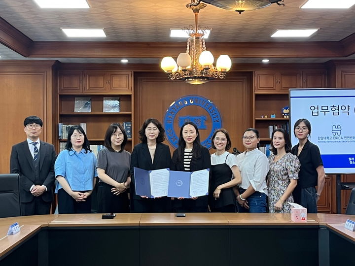 (왼쪽부터) 한양대 김병준 인권센터 부센터장, 홍정현 책임연구원, 한지혜 선임연구원, 김영미 인권센터장과 37.5 무브먼트 인스티튜드 김성금 센터장, 이서연 통역사, 김수민 통역사, 황수희 통역사, 원하은 통역사. (사진=한양대 ERICA 제공) *재판매 및 DB 금지