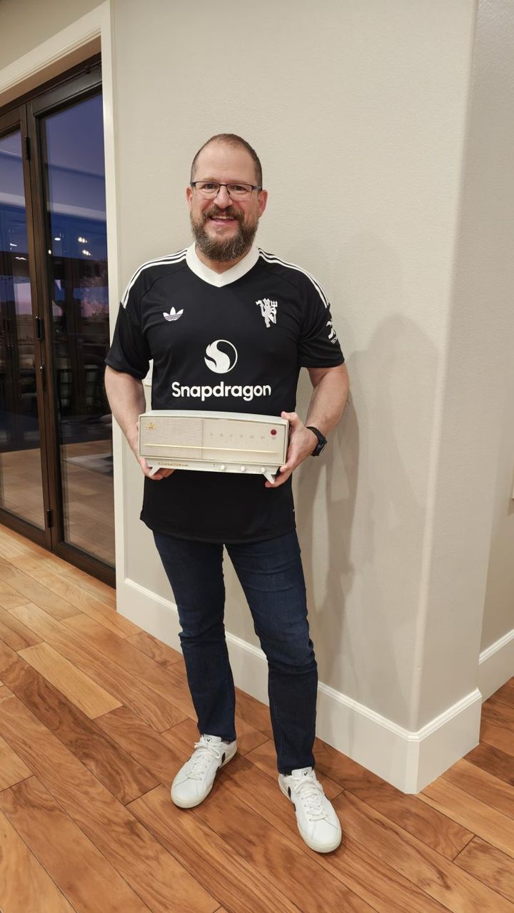 [서울=뉴시스]크리스티아누 아몬 퀄컴 CEO는 22일 자신의 SNS에 자신의 사회관계망서비스(SNS)를 통해 "조주완 CEO께 한국 최초의 국산 라디오인 A-501의 복제품을 선물로 받았다"며 사진과 함께 게시글을 올렸다. (사진=SNS 캡쳐) photo@newsis.com&nbsp; *재판매 및 DB 금지