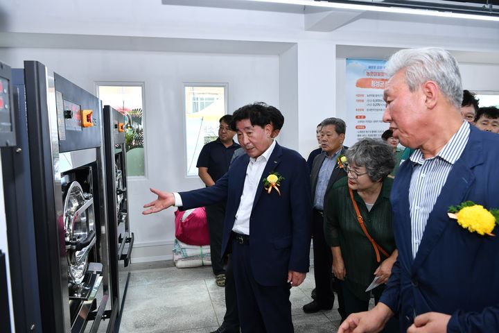 횡성클린케어 공장형 빨래방 내부를 둘러보고 있는 모습. *재판매 및 DB 금지