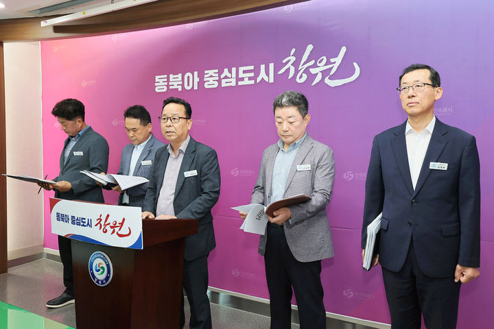 [창원=뉴시스] 강경국 기자 = 이종근 경남 창원시 교통건설국장이 22일 시청 프레스센터에서 교통건설국 정례 브리핑을 하고 있다. (사진=창원시청 제공). 2025.07.22. photo@newsis.com *재판매 및 DB 금지