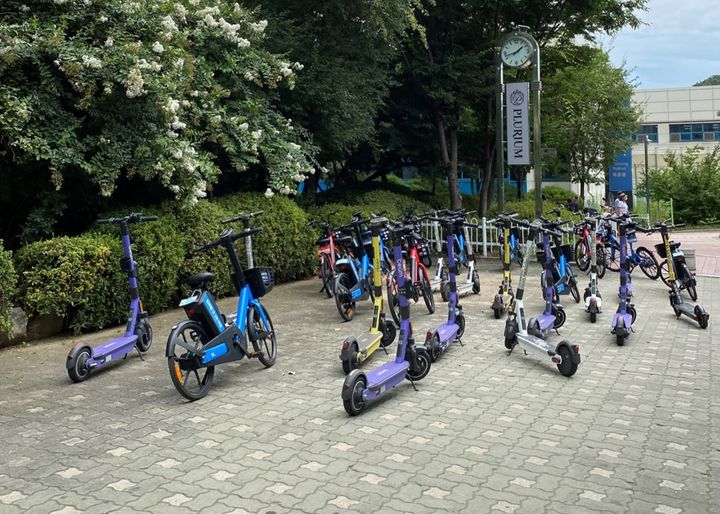 [남양주=뉴시스] 인도에 무질서하게 세워진 전동킥보드와 공유자전거. (사진=남양주시 제공) 2025.07.22. photo@newsis.com *재판매 및 DB 금지