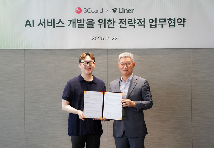 라이너가 22일 오전 10시 서울 중구 소재 BC카드 사옥에서 BC카드와 AI 기반 전략적 파트너십 구축을 위한 업무협약을 맺었다. 사진은 협약식에 참석한 김진우 라이너 대표(왼쪽)와 최원석 BC카드 대표. (사진=라이너 제공) *재판매 및 DB 금지