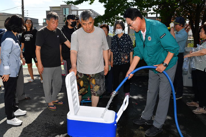 [울산=뉴시스] 울산 울주군은 최근 집중호우로 인한 단수 피해지역에 전 직원을 동원해 물 공급에 총력을 다하고 있다고 22일 밝혔다. (사진=울주군 제공) 2025.07.22. photo@newsis.com *재판매 및 DB 금지