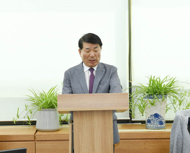 [구리=뉴시스] 백경현 경기 구리시장이 22일 시청 기자실을 찾아 비상근무 중 강원도 홍천에서 진행된 지역단체 야유회에 참석한 것에 대해 사과 성명서를 발표하고 있다. (사진=구리시 제공) 2025.07.22. photo@newsis.com *재판매 및 DB 금지