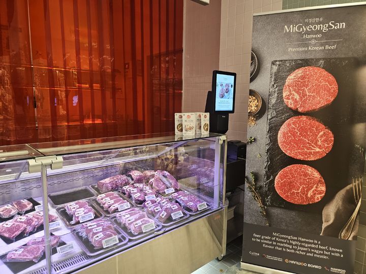 [쿠알라룸푸르=뉴시스] 말레이시아 쿠알라룸푸르 부킷 빈탕의 애비뉴K(Avenue K) 쇼핑몰 지하에 위치한 프리미엄 식품마켓 '쿨리나(Culina)'에서 미경산한우가 판매되는 모습. (사진=임소현 기자) *재판매 및 DB 금지