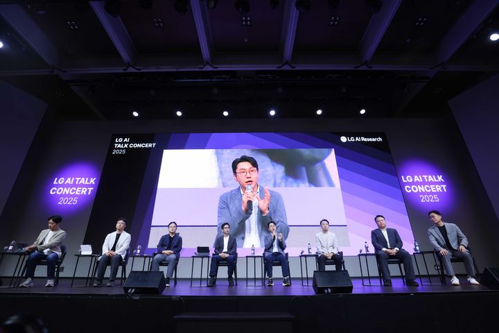 [서울=뉴시스]22일 LG AI 토크 콘서트 2025에서 LG AI연구원 리더들이 질의응답을 진행하고 있다. (사진 = LG) photo@newsis.com&nbsp; *재판매 및 DB 금지
