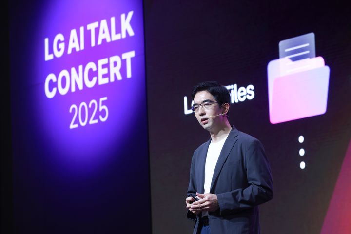 [서울=뉴시스]22일 서울 강서구 마곡 LG사이언스파크에서 열린 'LG AI 코트 콘서트 2025'에서 이홍락 공동 연구원장이 발언하고 있다. (사진 = LG) photo@newsis.com *재판매 및 DB 금지