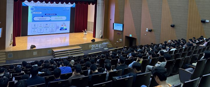 [세종=뉴시스]한전KDN이 개인정보보호 강화를 위한 수탁업무 담당자 대상 특화교육에 나섰다.(사진=한전KDN 제공) *재판매 및 DB 금지