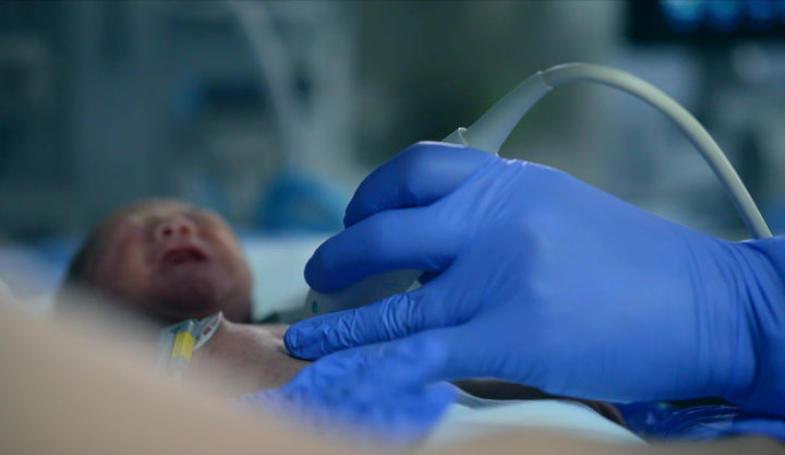 신생아 진료 중인 의료진의 손길 (사진=원광대 제공) *재판매 및 DB 금지