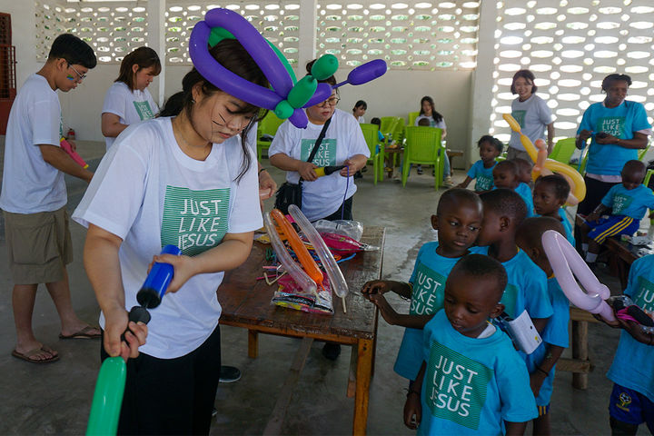 [대전=뉴시스] 탄자니아에서 봉사활동을 하는  목원대 학생들. (사진=목원대 제공) *재판매 및 DB 금지