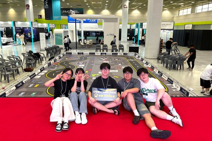 [대전=뉴시스] 1등을 차지한 충남대 메카트로닉스공학과 '4DNF' 학생들 기념촬영. (사진=충남대 제공) *재판매 및 DB 금지