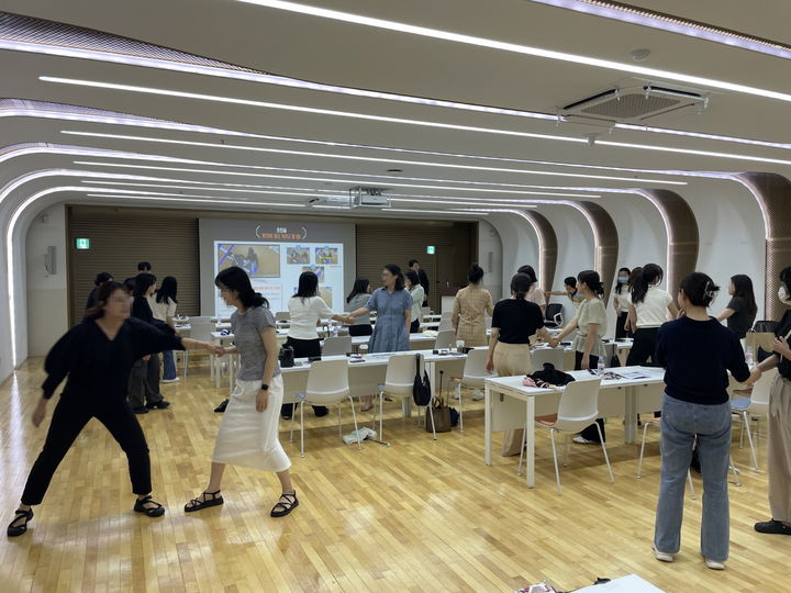 [서울=뉴시스] 호신술 실습. 2025.07.22. (사진=강남구 제공) *재판매 및 DB 금지