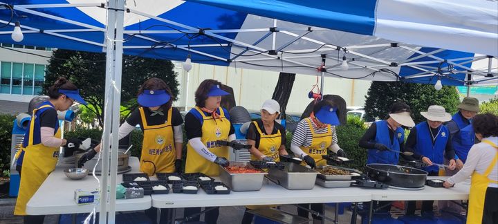 [창원=뉴시스] 강경국 기자 = 경남 창원시 자생단체들이 솔선수범해 자매도시인 산청군의 침수 피해 지역에서 복구 작업에 동참하고 있다. (사진=창원시청 제공). 2025.07.22. photo@newsis.com *재판매 및 DB 금지