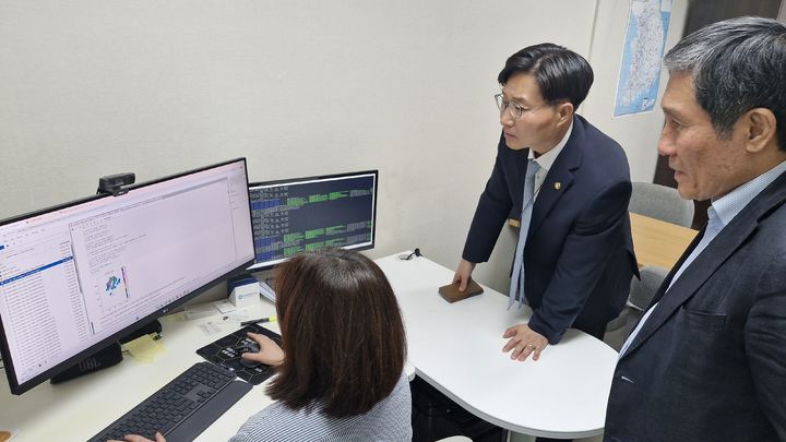 [서울=뉴시스] 구혁채 과기정통부 1차관이 21일 오후 건설기술연구원 본원을 찾아 도심 호우 예측 및 피해 저감을 위한 연구개발(R&D) 현황을 점검했다. (사진=과기정통부 제공) *재판매 및 DB 금지