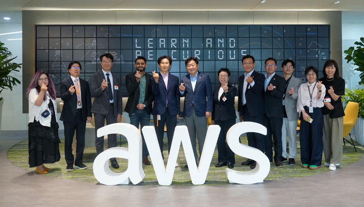 [제주=뉴시스] 오영훈(왼쪽 여섯번 째) 제주지사를 비롯한 제주도, 아마존웹서비스(AWS)코리아 관계자들이 22일 서울 강남 AWS코리아 본사에서 기념 촬영을 하고 있다. (사진=제주도 제공) 2025.07.22. photo@newsis.com *재판매 및 DB 금지
