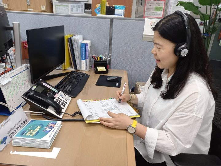 피해 상담을 진행 중인 바로희망팀 상담사. (사진=양평군 제공) photo@newsis.com *재판매 및 DB 금지