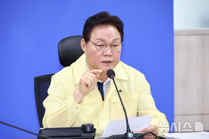 [창원=뉴시스]박완수 경남도지사가 22일 도청 재난안전대책본부에서 호우 피해 상황 및 복구 계획 점검 시·군 단체장 영상회의를 주재하고 있다.(사진=경남도 제공)2025.07.22. photo@newsis.com