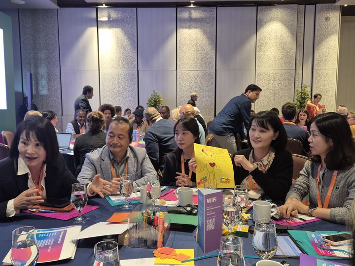 [안산=뉴시스] 김민정 전략사업과 공모사업팀장(오른쪽 두번 째)이 美 블룸버그재단 글로벌 시장 챌린지 아이디어 캠프에 참가해 안산시 사업을 설명하고 있다.(사진=안산시 제공)2025.07.22.photo@newsis.com *재판매 및 DB 금지