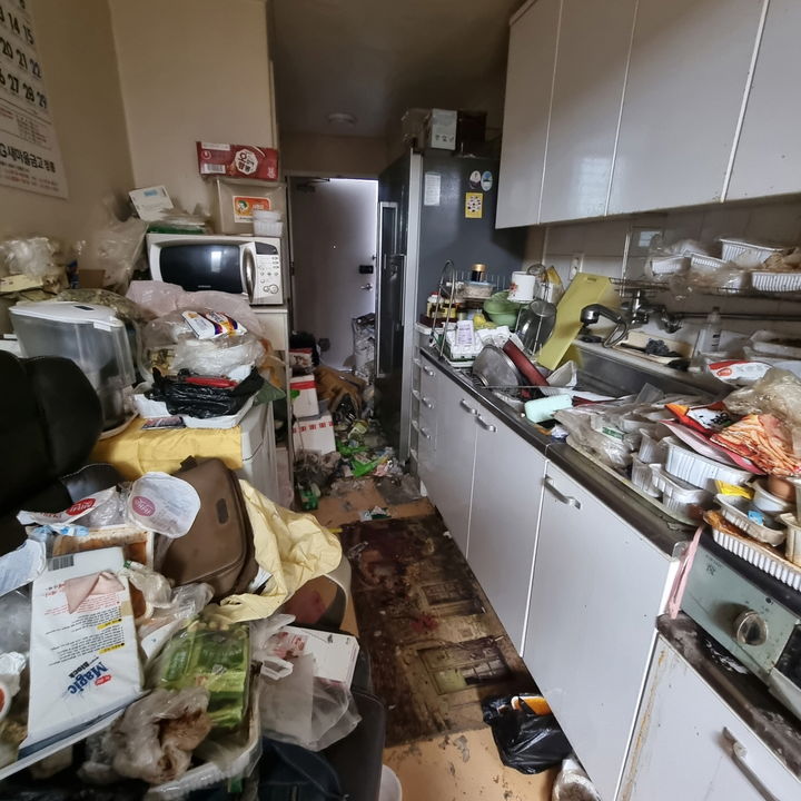 [서울=뉴시스] 개선 전 주방. 2025.07.22. (사진=성북구 제공) *재판매 및 DB 금지