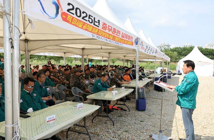[양산=뉴시스] 나동연 시장이 충무훈련 실제 후년을 하고 있다. (사진=양산시 제공) 2025.07.22. photo@newsis.com *재판매 및 DB 금지