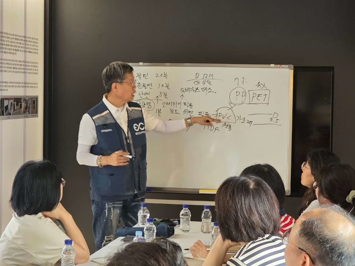 [수원=뉴시스] 새빛하우스 집수리 원데이클래스. (사진=수원도시재단 제공) 2025.07.22. photo@newsis.com *재판매 및 DB 금지