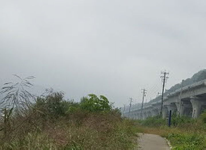 [춘천=뉴시스] 22일 춘천시는 이날 국가철도공단 관계자들과 만나 강촌 피암터널 일원에서 철도 유휴부지 활용 사업 현장 실사를 받았다 고 밝혔다 .사진은 춘천 강촌 전철옆 자전거 도로 모습. syi23@newsis.com *재판매 및 DB 금지