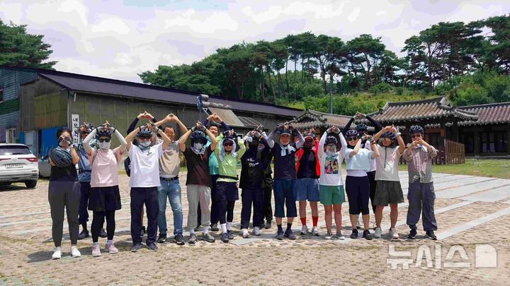 [여주=뉴시스]자전거 관광가이드 제1기 수료생(사진=여주세종문화관광재단 제공)2025.07.22.photo@newsis.com