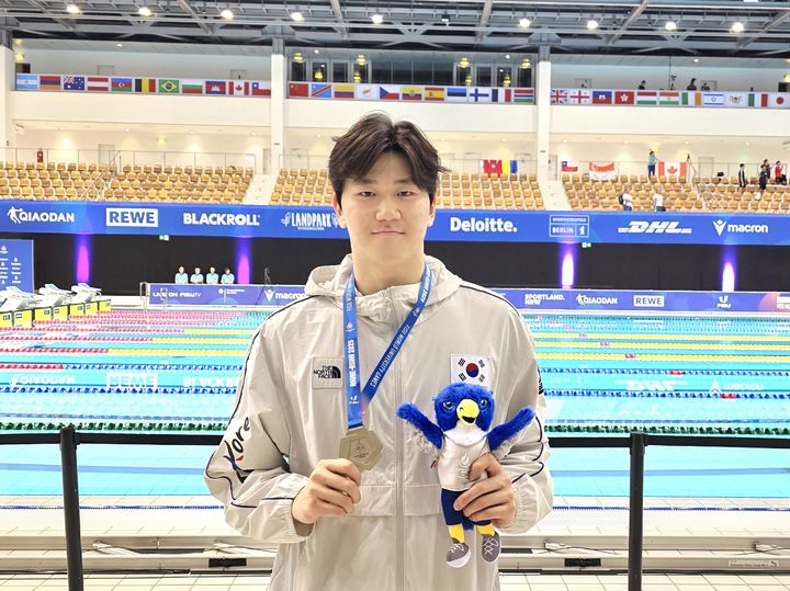 [서울=뉴시스] 2025 라인-루르 하계 세계대학경기대회(하계 U대회) 남자 배영 50m에서 은메달을 수확한 윤지환. (사진 = 대한수영연맹 제공) *재판매 및 DB 금지
