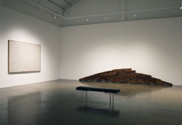 최명영〈평면조건 8891〉(1988), 박현기〈무제〉(1988) . 사진=갤러리끼 제공 *재판매 및 DB 금지