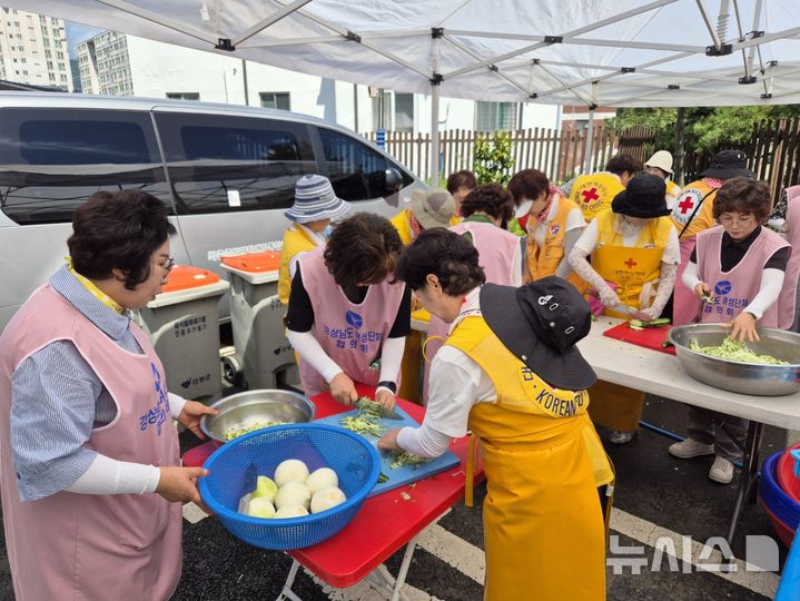 [산청=뉴시스]경남여성단체협의회 회장과 회원들이 22일 산청군 산청읍 소재 산앤청복지관에서 대한적십자사 경남지사와 협력하여 호우 피해 이재민과 피해 복구에 여념이 없는 소방대원 등에게 제공할 음식을 만들고 있다.(사진=경남도 제공) 2025.07.22. photo@newsis.com