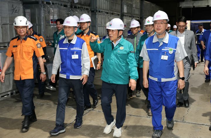 [양산=뉴시스] 나동연 시장이 넥센타이어를 방문해 대형화재 예방 현장 점검을 하고 있다. (사진=양산시 제공) 2025.07.22. photo@newsis.com *재판매 및 DB 금지