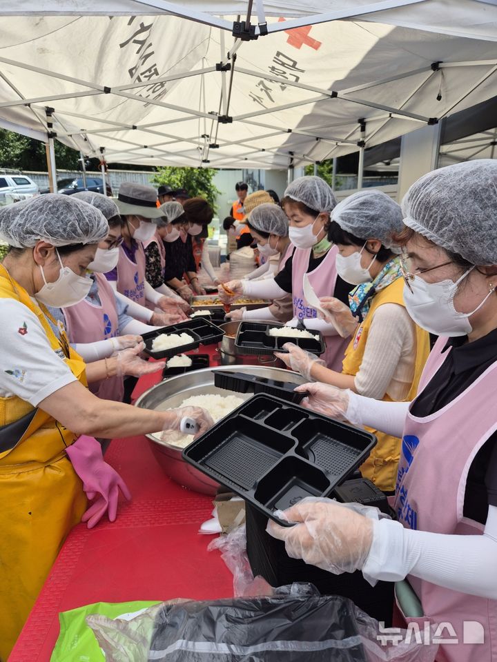 [산청=뉴시스]경남여성단체협의회 회장과 회원들이 22일 산청군 산청읍 소재 산앤청복지관에서 대한적십자사 경남지사와 협력하여 호우 피해 이재민과 소방대원 등에게 제공할 음식을 만들어 식기에 담고 있다.(사진=경남도 제공) 2025.07.22. photo@newsis.com
