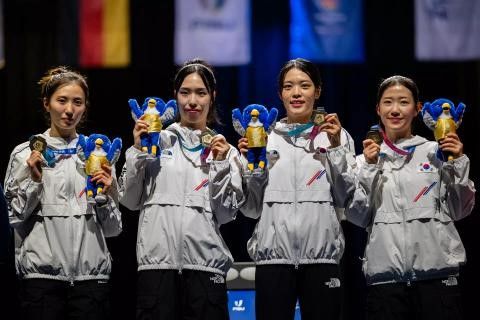 [서울=뉴시스] 한국 펜싱 여자 플뢰레 대표팀(왼쪽부터 모별이, 김호연, 박지희, 심소은)이 22일(현지 시간) 독일 에센에서 열린 2025 하계 유니버시아드대회 펜싱 여자 플뢰레 단체전에서 금메달을 획득했다. (사진=대한펜싱협회 제공) 2025.07.22. *재판매 및 DB 금지