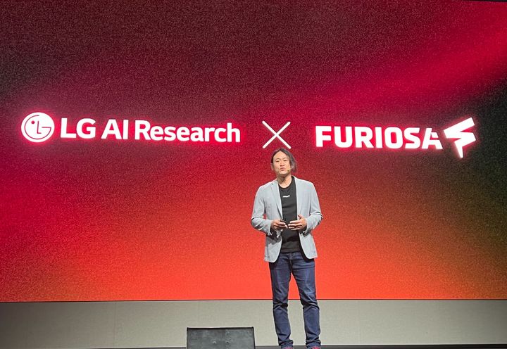 [서울=뉴시스] 인공지능(AI) 반도체 기업 퓨리오사AI의 2세대 AI 추론 가속기 ‘레니게이드(RNGD)’가 LG의 대규모 언어모델(LLM) ‘엑사원(EXAONE)’에 도입됐다. (사진=퓨리오사AI 제공) *재판매 및 DB 금지