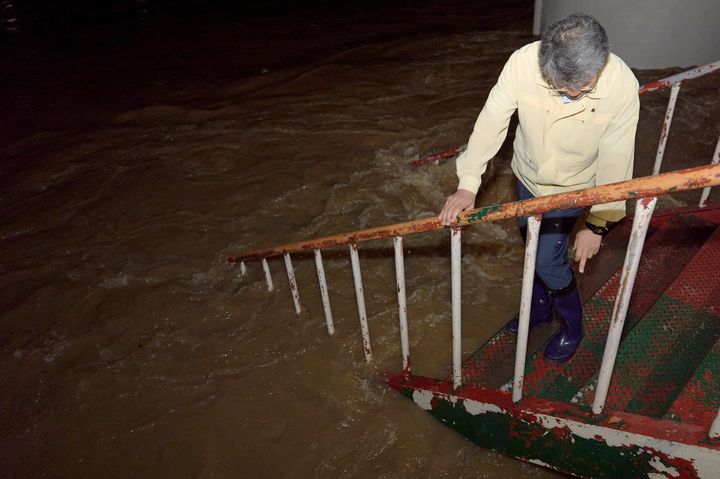 [구례=뉴시스] 전남 구례군에 호우경보가 발효되면서 집중호우가 내리자 김순호 군수가 수해 취약지역을 찾아가 점검하고 있다. (사진=구례군 제공) 2025.07.22. photo@newsis.com *재판매 및 DB 금지