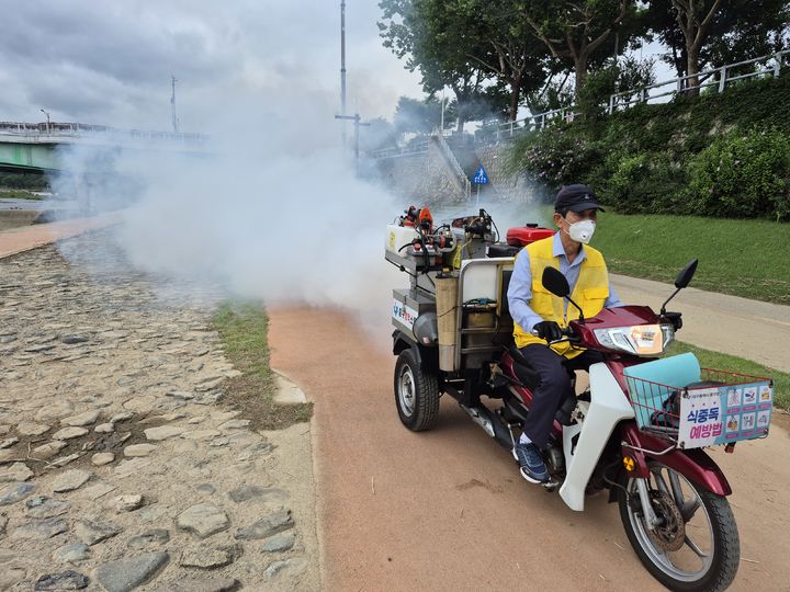 [대구=뉴시스] 대구시 중구는 최근 집중호우로 인해 침수와 오염이 발생한 지역을 대상으로 감염병 예방을 위한 긴급 방역소독을 실시했다. (사진=대구시 중구 제공) 2025.07.22. photo@newsis.com *재판매 및 DB 금지