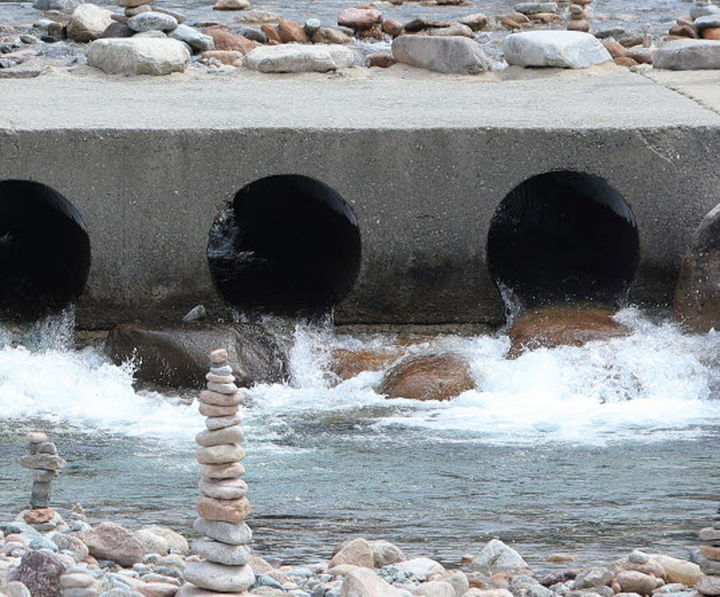 [인제=뉴시스] 22일 인제군(군수 최상기)은 여름철 풍수해에 대비해 관내 위험시설 440개소에 대한 전수 점검을 실시한다 고 밝혔다. 사진은 인제백담계곡의 소규모 교량 모습. 인제군 제공. *재판매 및 DB 금지