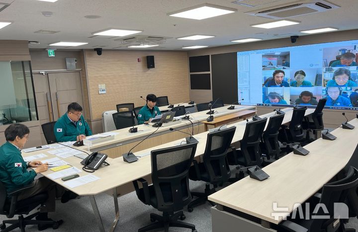 [창원=뉴시스]22일 경남도청에서 송진영 수산자원과장 주재로 고수온 대응 상황 점검을 위한 남해안 연안 시·군 담당 과장 긴급 영상회의가 열리고 있다.(사진=경남도 제공) 2025.07.22. photo@newsis.com