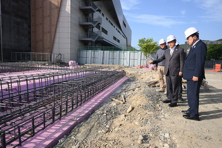 [안동=뉴시스] 이철우 경북지사와 주낙영 경주시장이 지난 5월22일 아시아태평양경제협력체(APEC) 정상회의 미디어센터 공사현장을 점검하고 있다.&nbsp; (사진=경북도 제공) 2025.07.22. photo@newsis.com *재판매 및 DB 금지