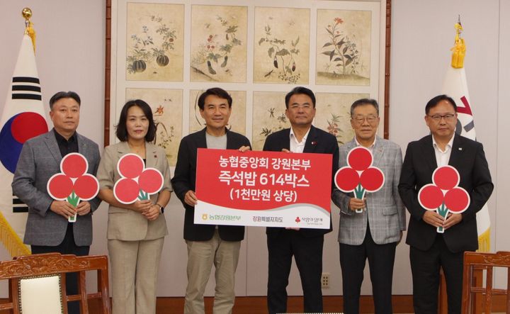 [춘천=뉴시스] 22일 강원농협(본부장 김경록)은 이날 강원특별자치도청에서 사회복지공동모금회를 통해 자립준비청년 등에게 쌀 소비 촉진의 일환으로‘든든한 아침밥, 든든한 하루’라는 슬로건으로 즉석밥을 전달했다 고 밝혔다. 농협 강원본부 제공 *재판매 및 DB 금지