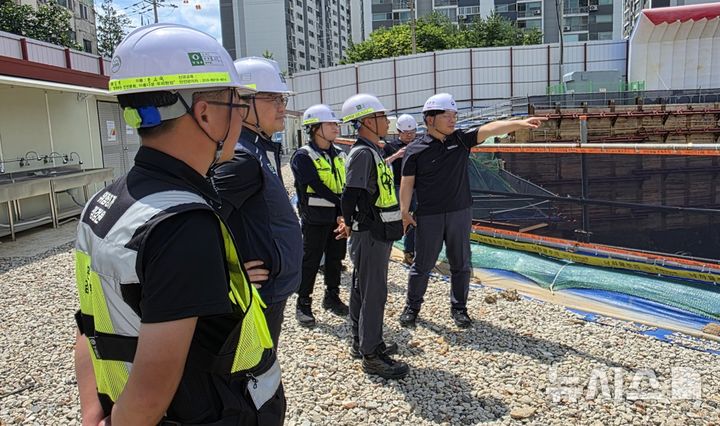 [의정부=뉴시스] 고용노동부 의정부지청의 여름철 건설현장 온열질환 및 호우 대비 안전조치 상황 집중점검.(사진=고용노동부 의정부지청 제공)photo@newsis.com