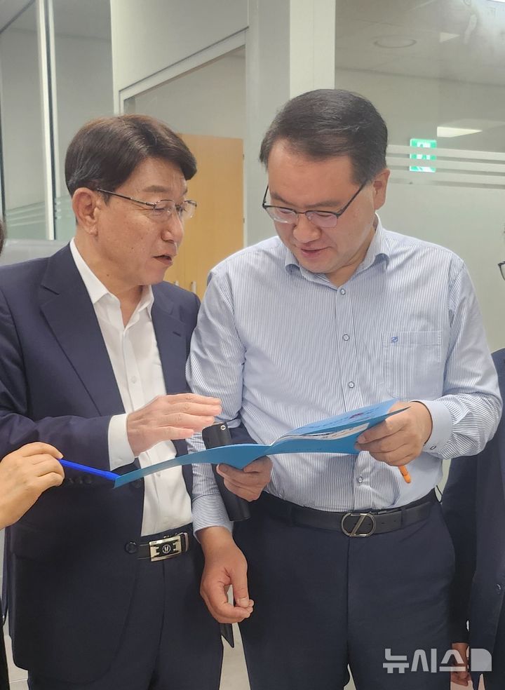 [전주=뉴시스]윤난슬 기자 = 우범기 전주시장(왼쪽)은 22일 정부세종청사를 찾아 기획재정부 예산실을 상대로 국가 예산 확보 활동을 펼쳤다. (사진=전주시 제공) 2025.07.22. photo@newsis.com