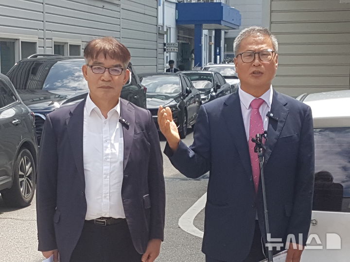 [성남=뉴시스] 신정훈 기자 = 성남FC후원금 의혹 사건을 맡고 있는 일부 변호인단이 21일 성남지원 앞에서 '공소취소'를 촉구하는 기자회견을 열고 있다. 2025.07.22. gs5654@newsis.com