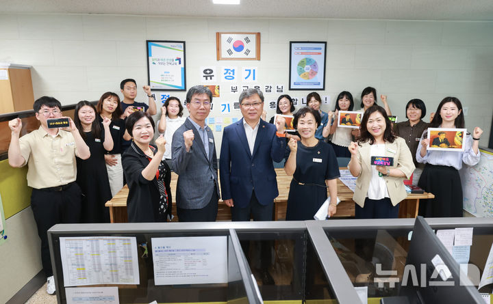 [전주=뉴시스]윤난슬 기자 = 유정기 전북특별자치도교육감 권한대행이 22일 전주교육지원청을 시작으로 14개 교육지원청과 13개 직속기관을 순회하며 현장 소통에 나섰다. (사진=전북교육청 제공) 2025.07.22. photo@newsis.com 