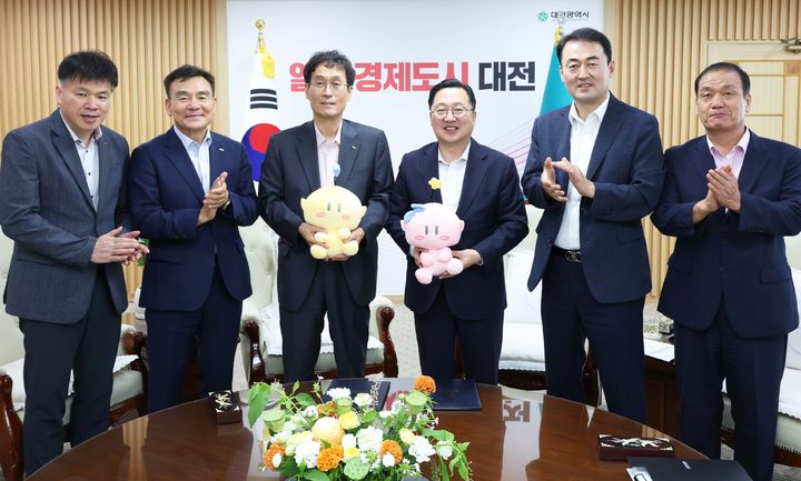 [대전=뉴시스]대전시는 22일 한국도로공사와 함께 도시철도 2호선 공사로 인한 시민 불편을 최소화하기 위해 '고속도로 통행료 지원사업' 업무 협약을 체결했다. (사진=대전시 제공) 2025. 07. 22 photo@newsis.com&nbsp; *재판매 및 DB 금지