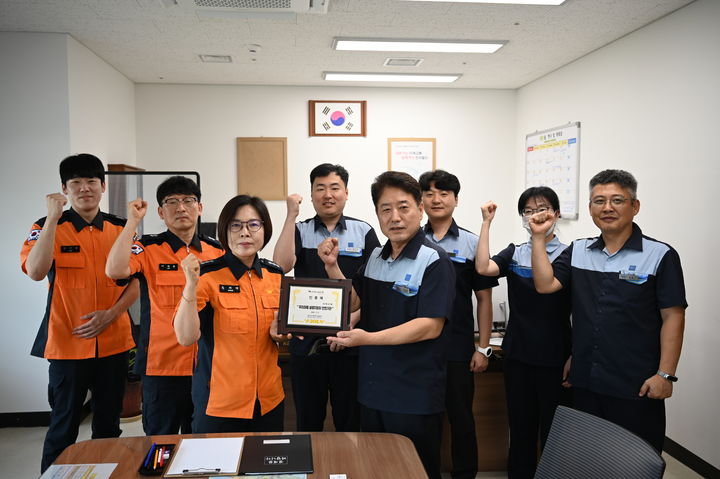 [대구=뉴시스] 대구서부소방서는 올해 상반기 우리마을 생명지킴이 안전가게 인증패를 서대구역에 전달했다. (사진=대구서부소방서 제공) 2025.07.22. photo@newsis.com *재판매 및 DB 금지