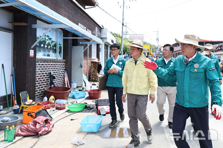 [의령=뉴시스]박완수 경남도지사가 22일 오후 의령군 구성마을 한 주택의 침수 피해 현장을 둘러보고 있다.(사진=경남도 제공) 2025.07.22. photo@newsis.com