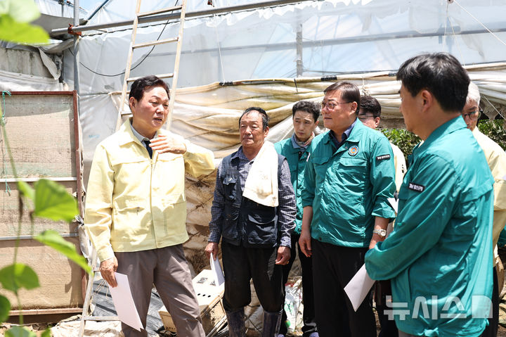 [합천=뉴시스]박완수 경남도지사가 22일 오후 합천군 삼가면 외토리 만감류 시설하우스 침수 피해 현장을 방문해 농업인, 공무원 등과 얘기하고 있다.(사진=경남도 제공) 2025.07.22. photo@newsis.com